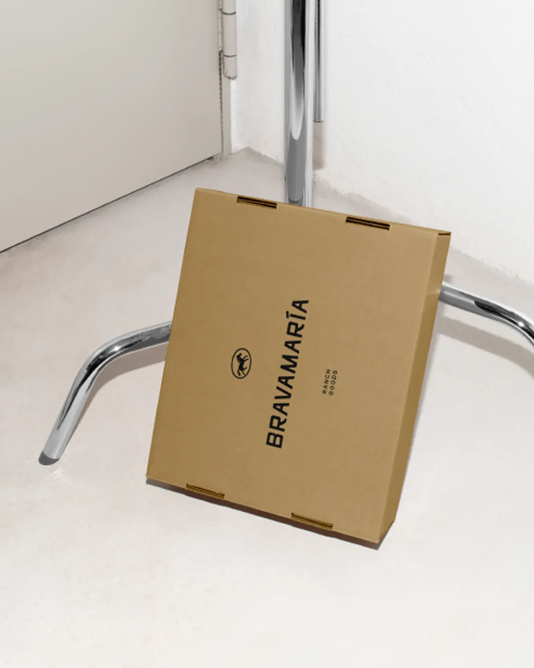Caja de cartón con el logotipo Bravamaría Ranch Goods