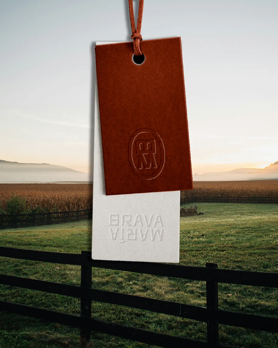 Etiquetas de papel y piel con relieve sobre un campo al amanecer
