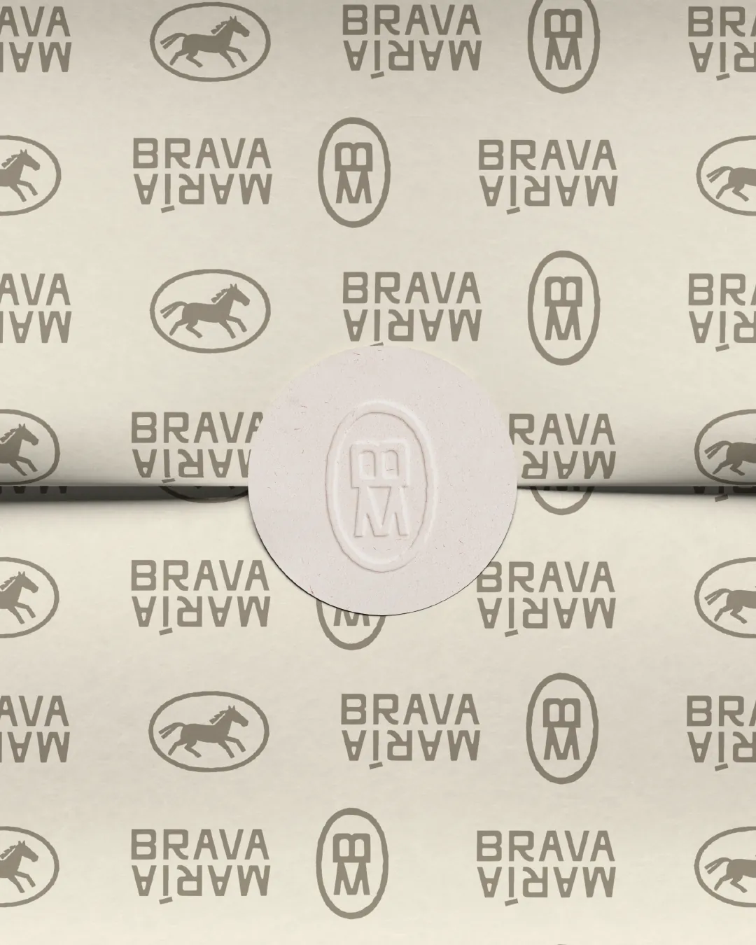 Papel de envoltura con patrón de logotipos y sello en relieve